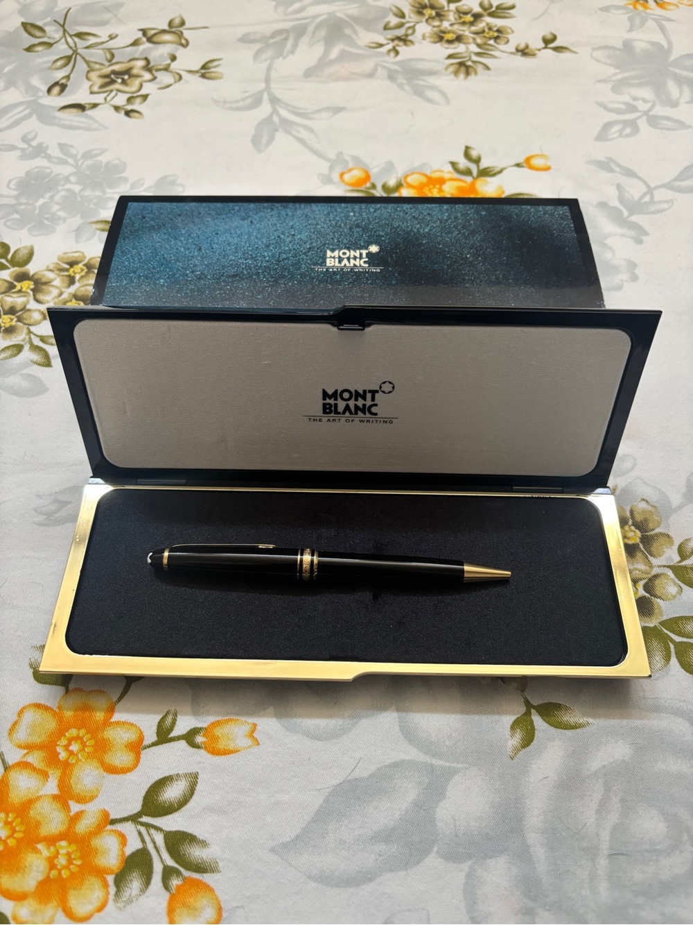 Montblanc Meisterstück Collection Ballpoint Pen with 3 refills - Picture 3 of 15